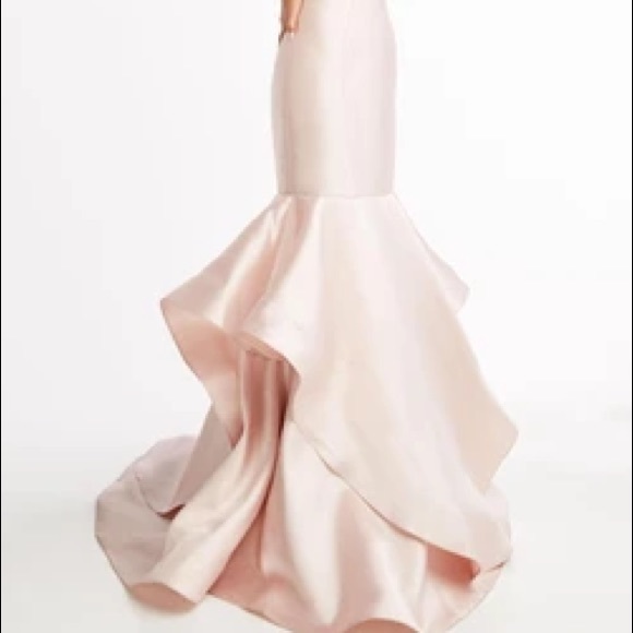 🆕Gorgeous layered pink beaded open back prom gown - Picture 14 of 16